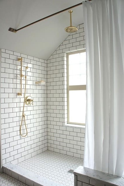 Salle de bains classique avec des éléments modernes.