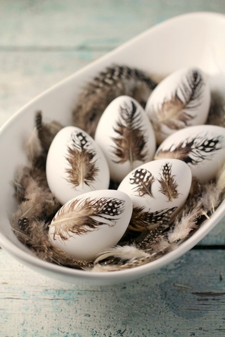 Idées de bricolage de Pâques: oeufs décorés de plumes.