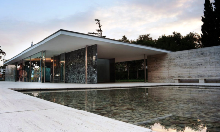 Maison extrêmement moderne avec design loft et murs en verre
