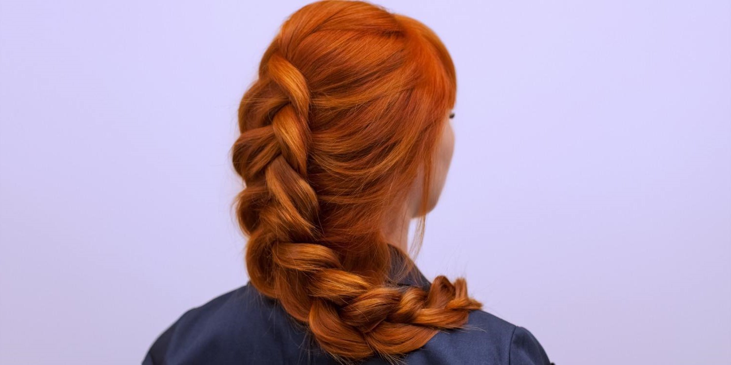 Les cheveux roux se distingueront des autres dans une coiffure tressée élégante comme celle-ci.