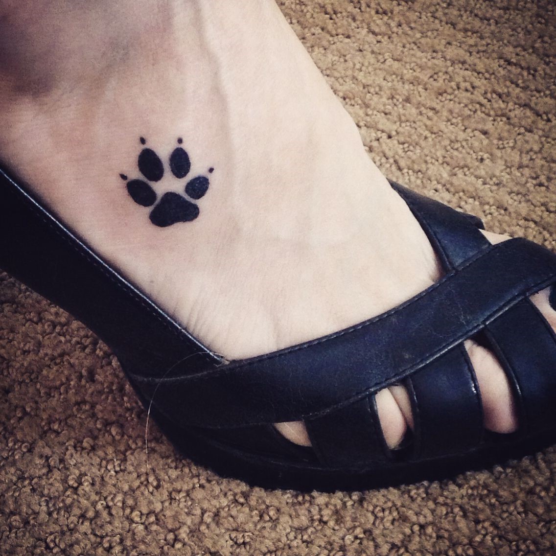 Le pied est un endroit stratégique pour se faire tatouer, car vous pouvez toujours masquer le motif avec une chaussure.