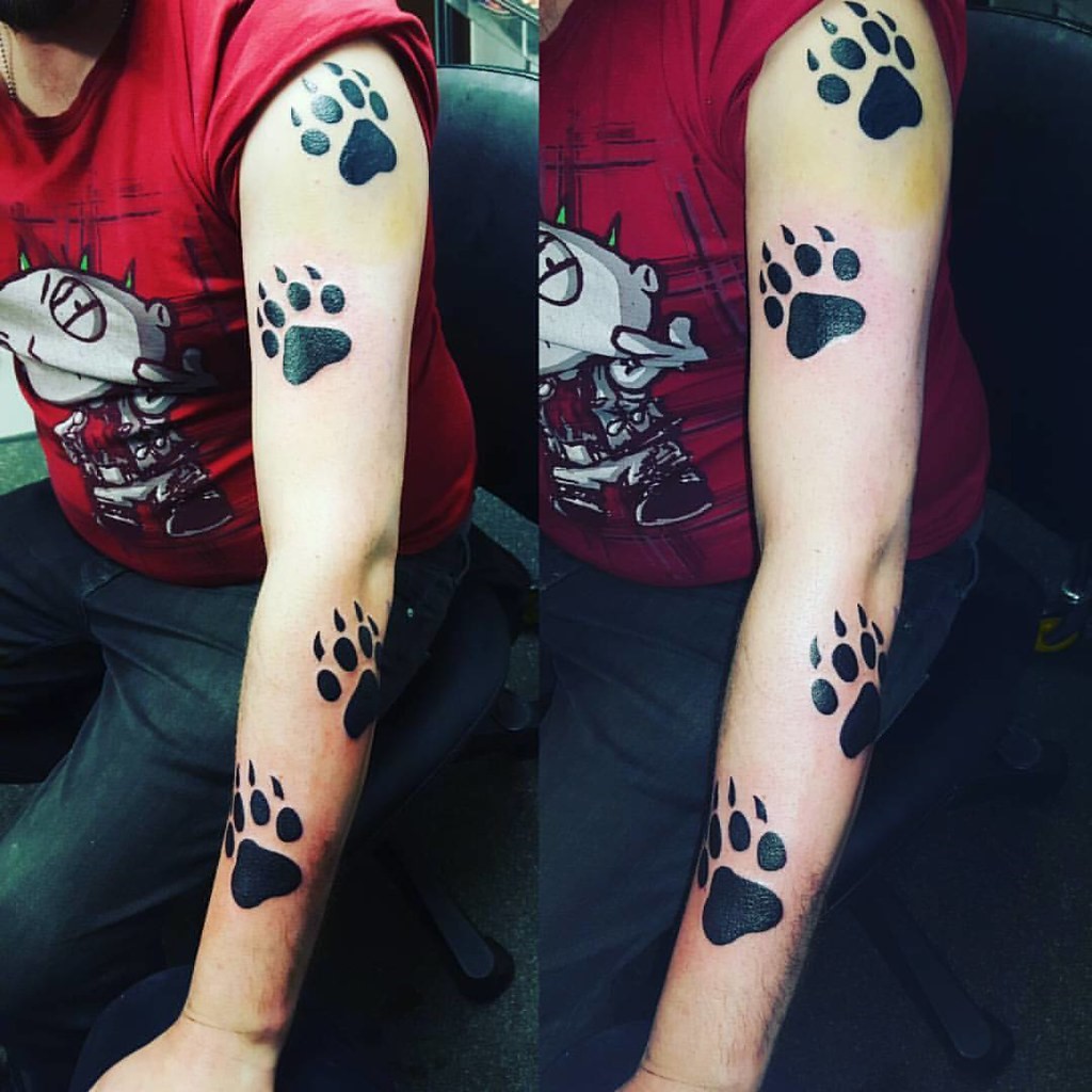 Tatouage patte de chien: appelez votre tatoueur ou votre médecin si vous avez des signes d'infection ou d'autres problèmes.