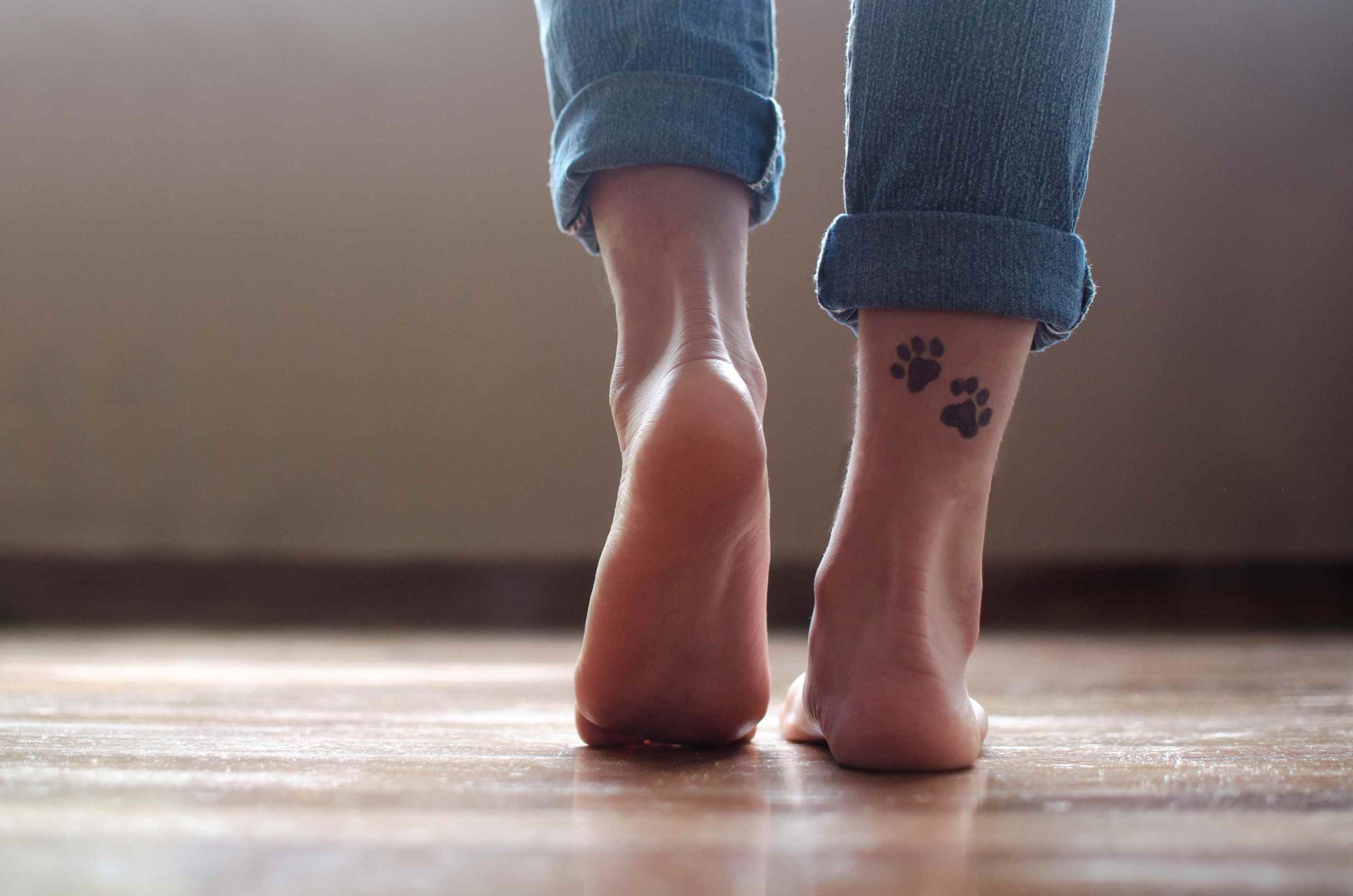 Apprenez la signification des tatouages de patte de chien.