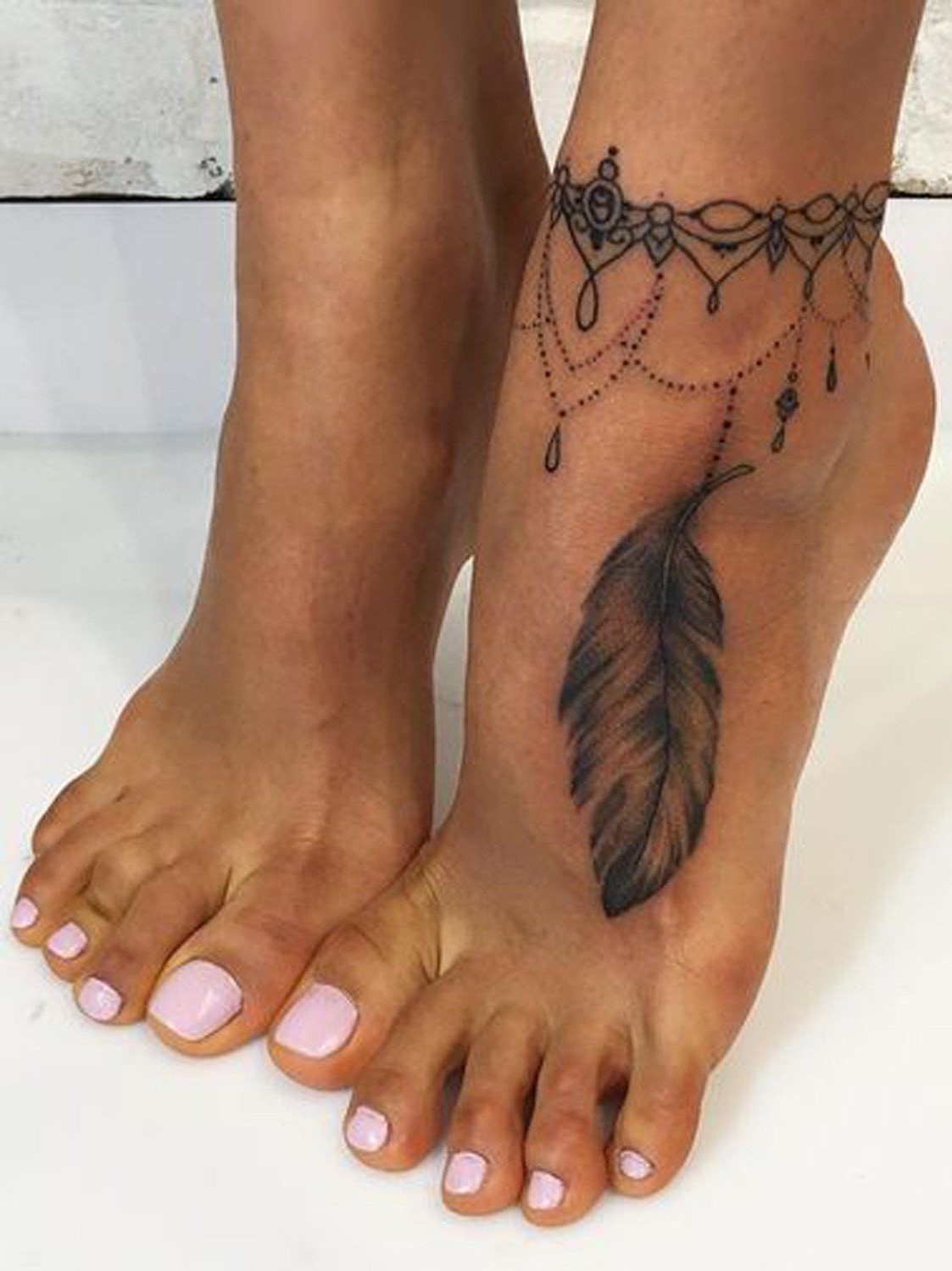 Tatouage avec un motif de plume.
