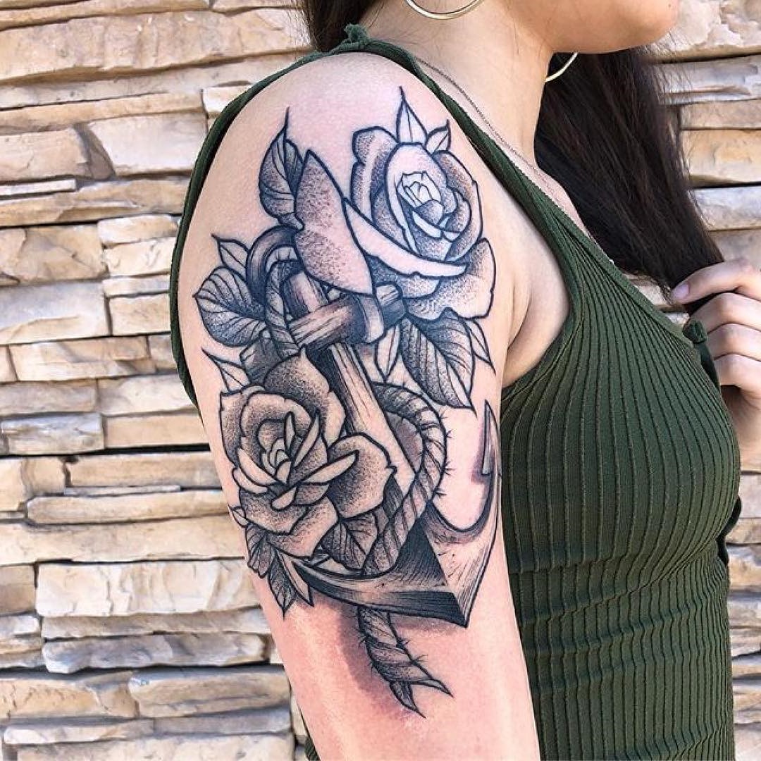 Les tatouages de roses et d'ancres sont des choix populaires chez les femmes et peuvent représenter l'amour et l'honneur.
