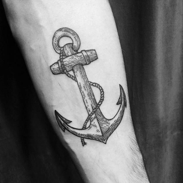 Avoir un tatouage d'ancre peut être un excellent moyen de vous rappeler votre force et c'est un moyen de continuer à traverser les mers agitées de la vie.