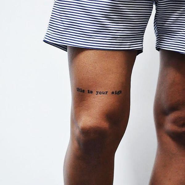 Lettrage de tatouage ''C'est votre signe''.