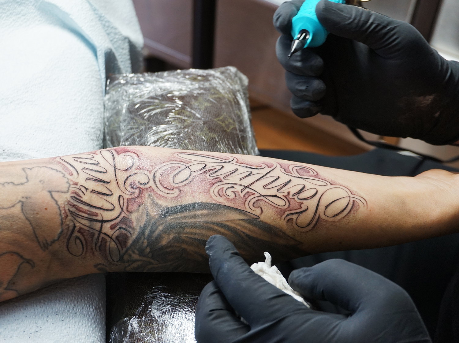 Incorporer du texte dans la conception du tatouage serait vraiment cool.
