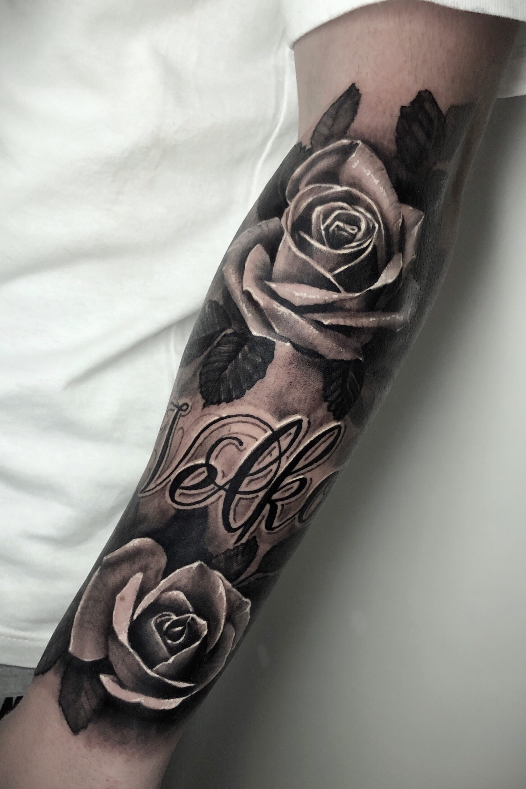 Conception de tatouage avec des roses.