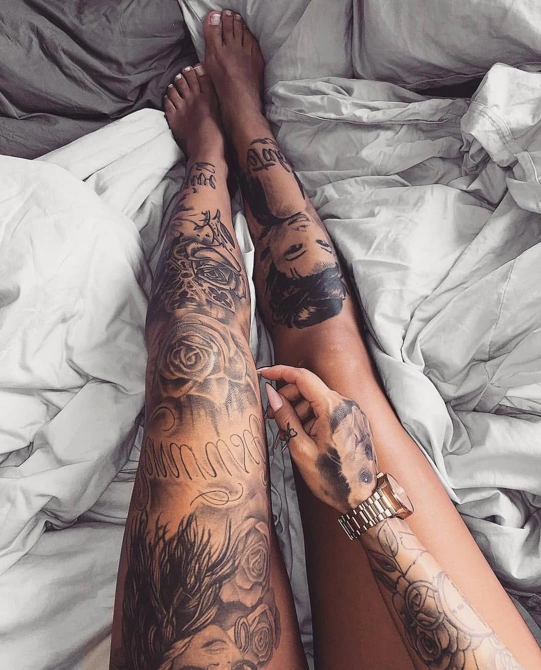 Une bonne idée est d'étendre le tatouage jusqu'au pied.