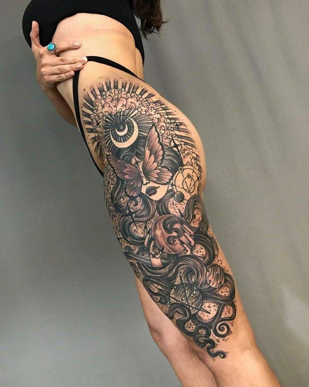 Conception de tatouage complexe avec une sorcière.