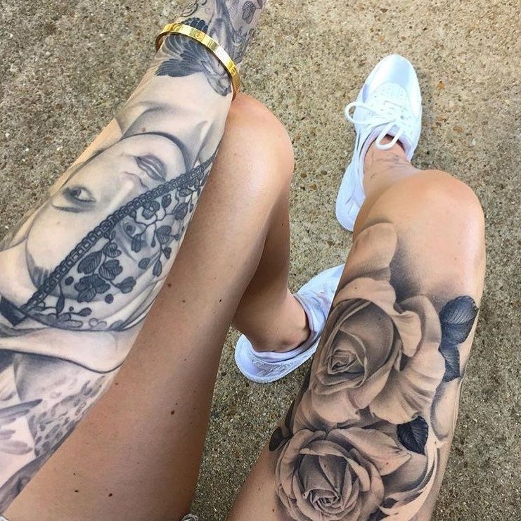 Un tatouage floral qui attire l'œil verticalement sur votre cuisse peut également rendre votre jambe plus mince.