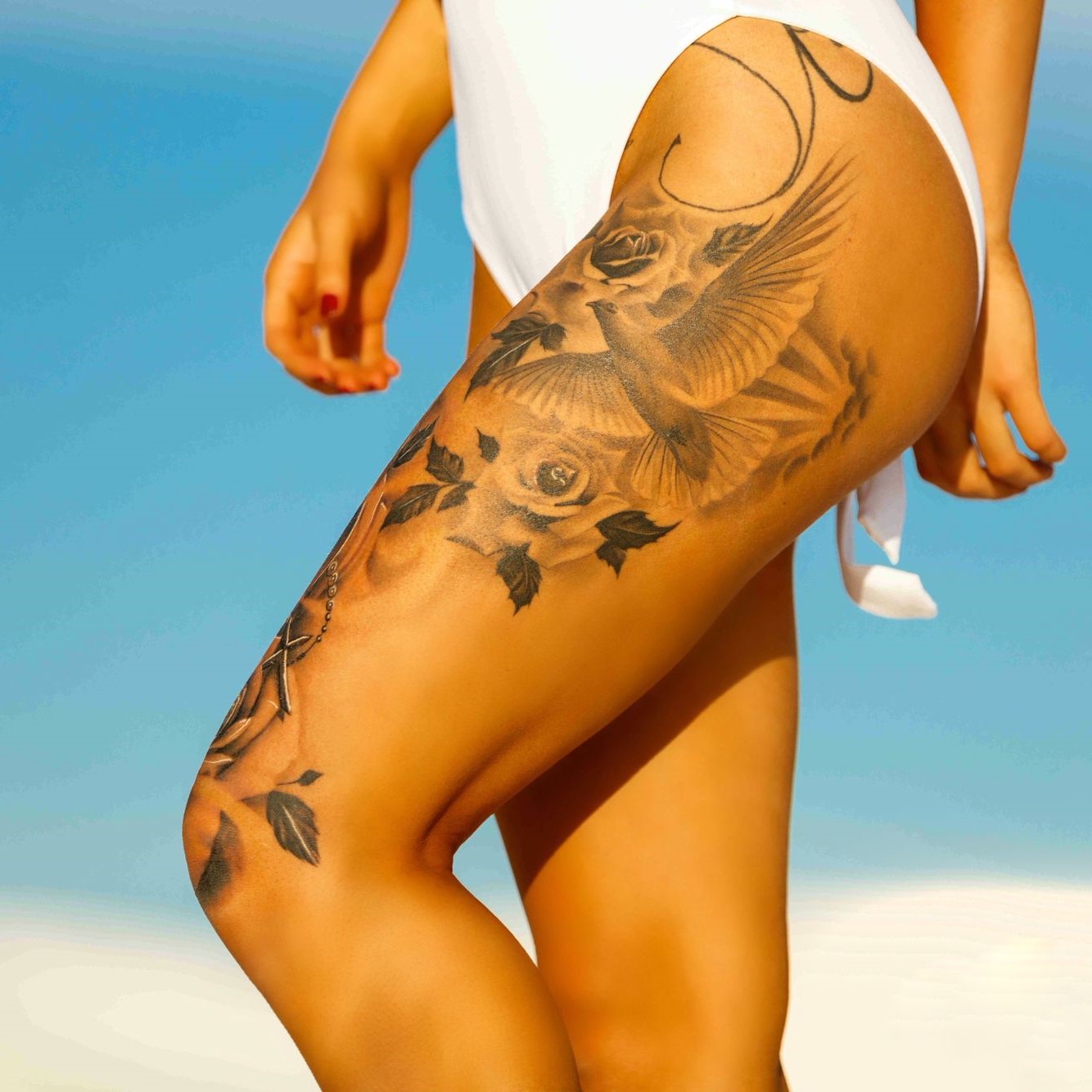 Affichez votre nouveau tatouage sur la plage et vous obtiendrez beaucoup d'attention.