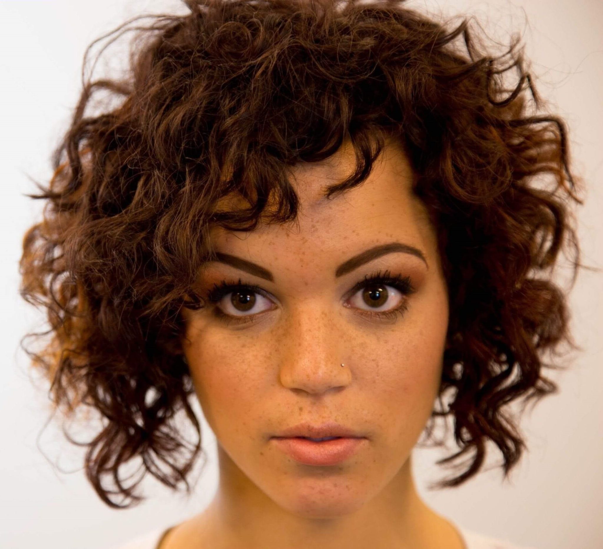 Des idées qui allongent la silhouette avec une coiffure pour le visage ...
