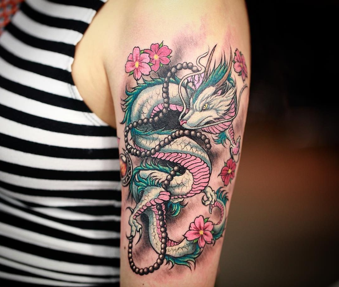 Tatouage de couleur avec un motif de dragon.