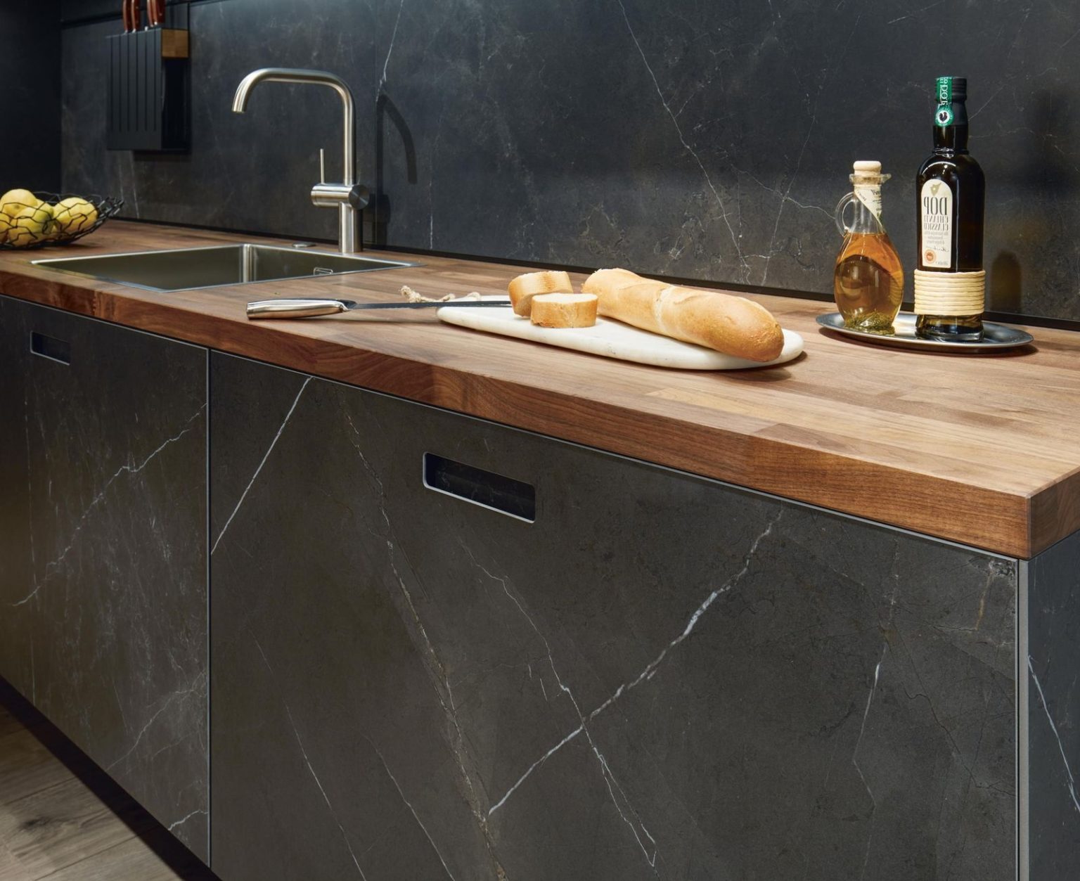 Cuisine en gris anthracite et bois et conseils pour la réaliser