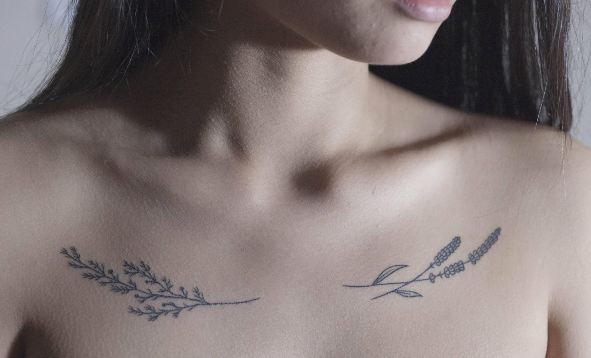 Idée mini tatouages pour femme avec motif floral.