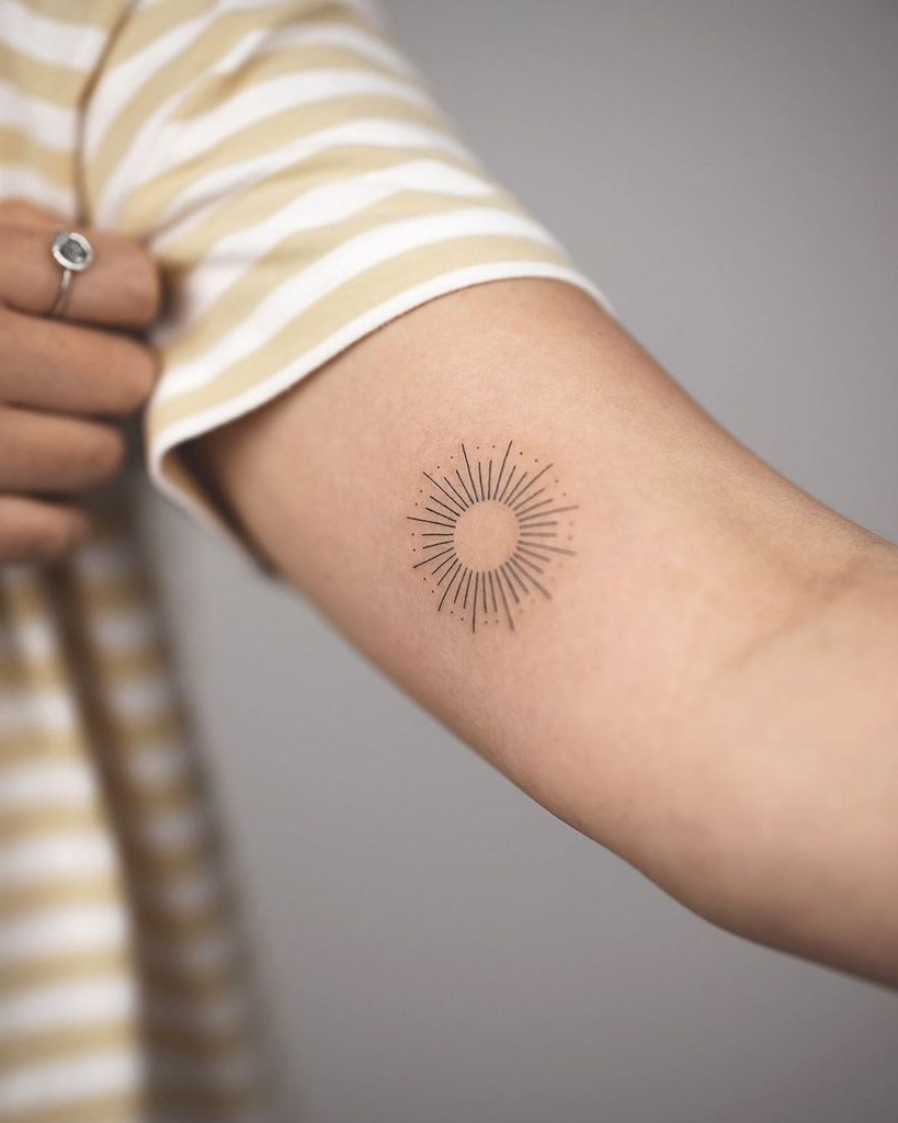 Idée pour tatouage soleil.