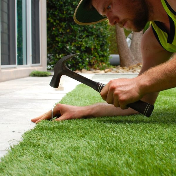 Installer un gazon synthetique sur une dalle en béton