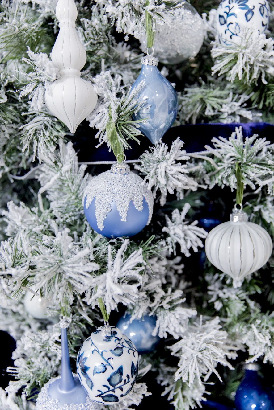 Sapin de Noël blanc et bleu.