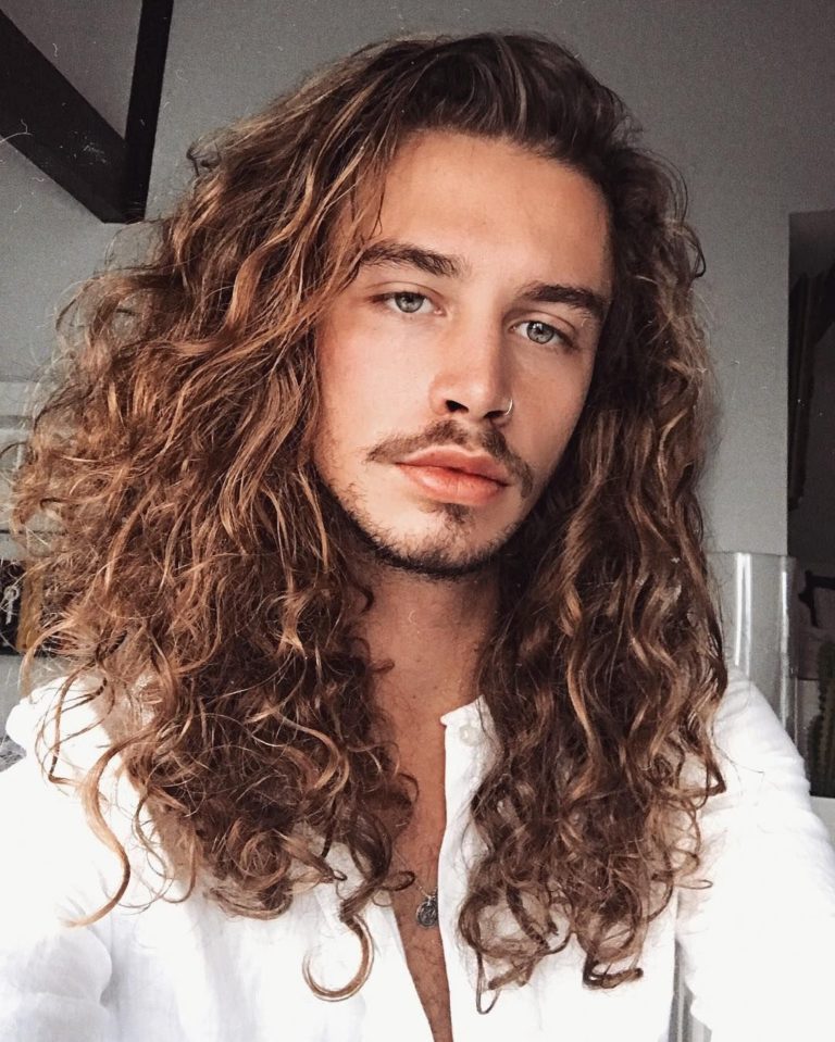 Garçon aux cheveux longs Soins et idées coiffure