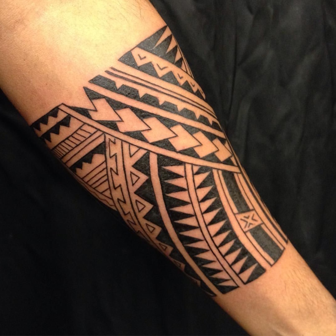 Tatouage avant-bras maori.
