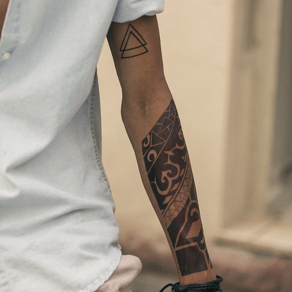 Tatouage avant-bras maori.