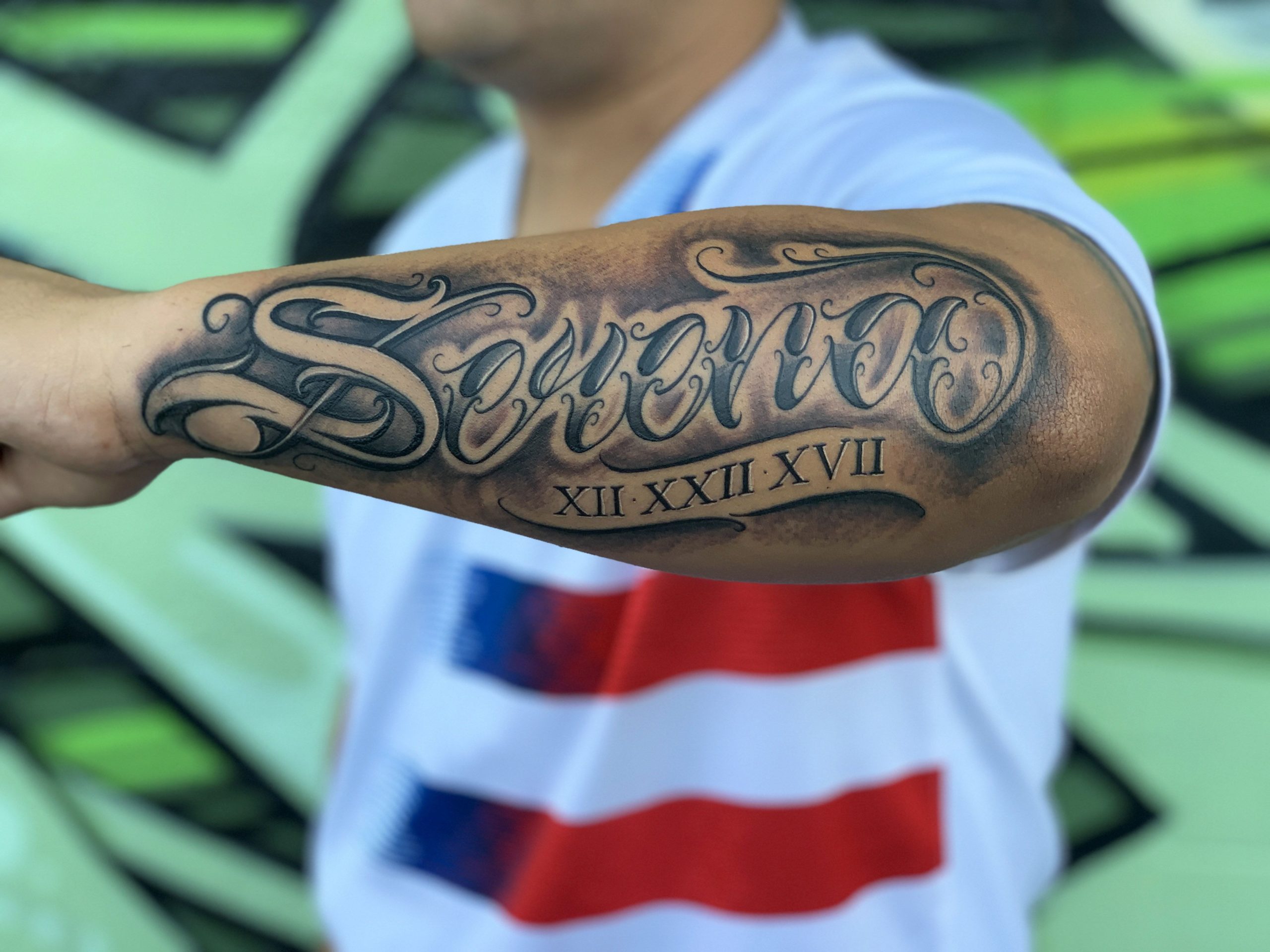 Tatouage de nom sur l'avant-bras pour homme.