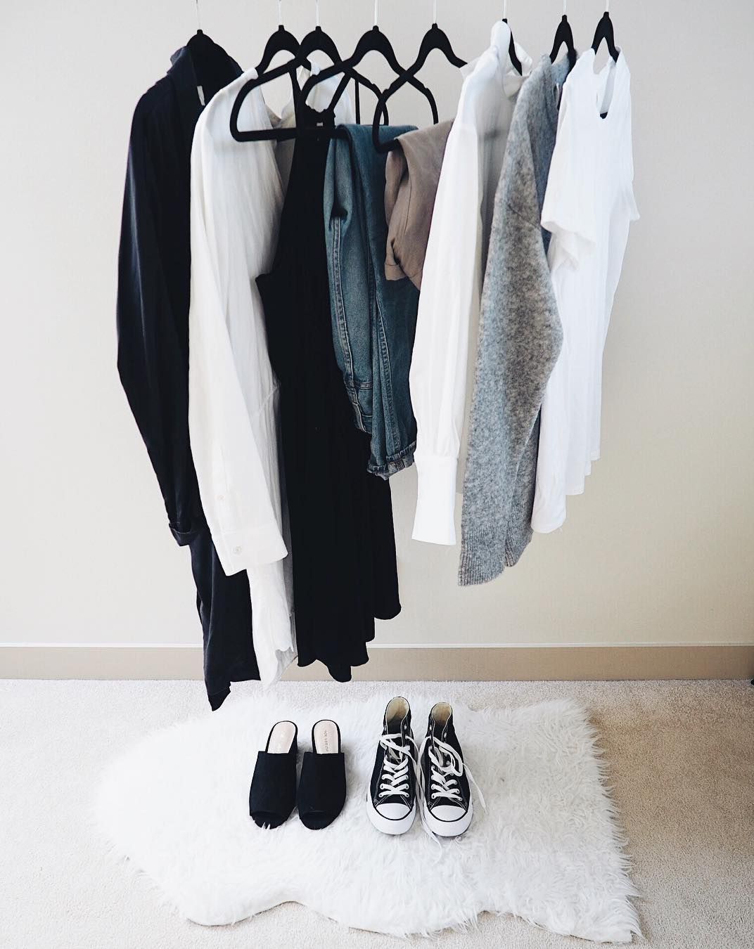 Garde-robe minimaliste.