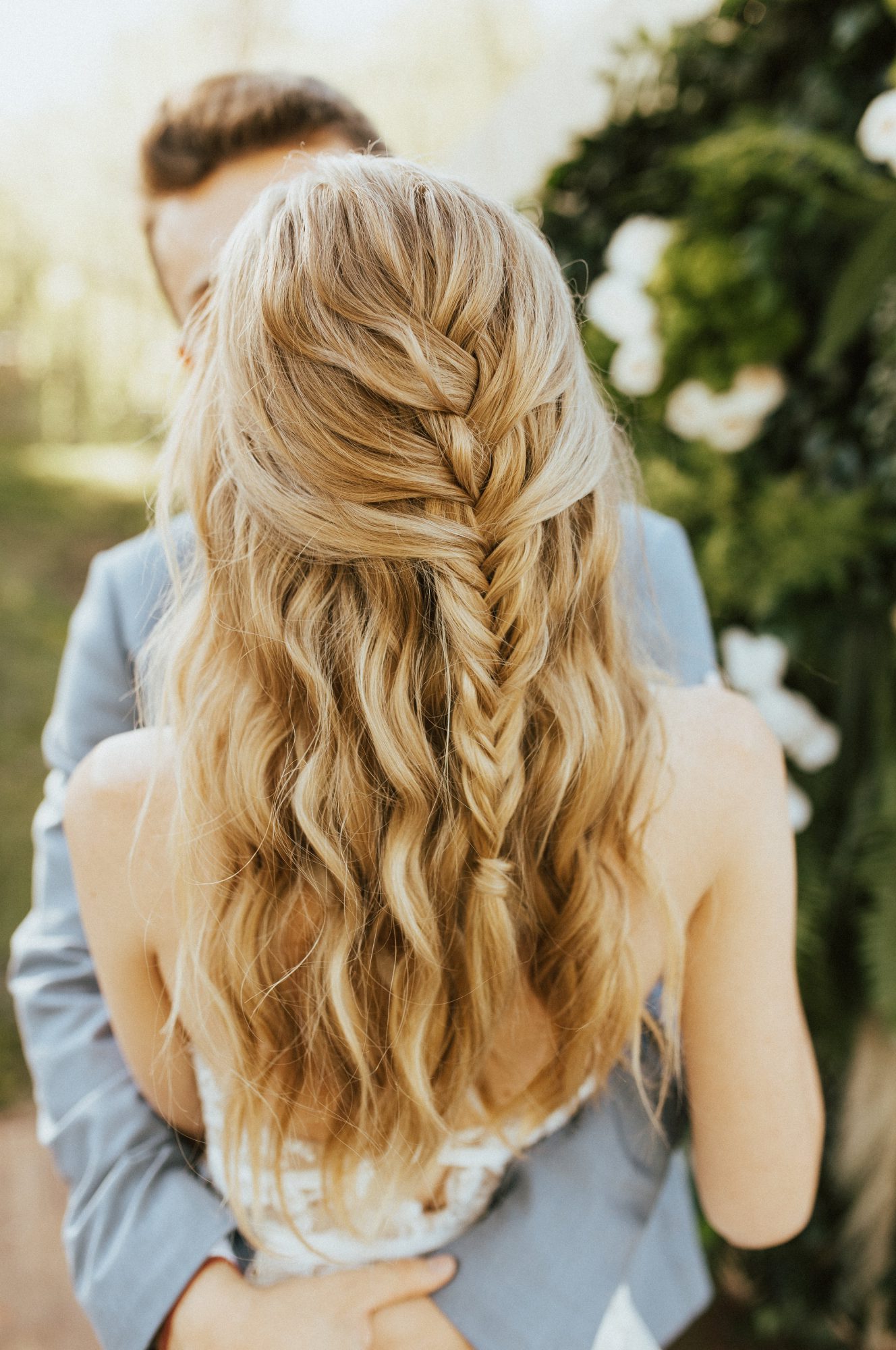 Coiffure de mariage pour cheveux longs.