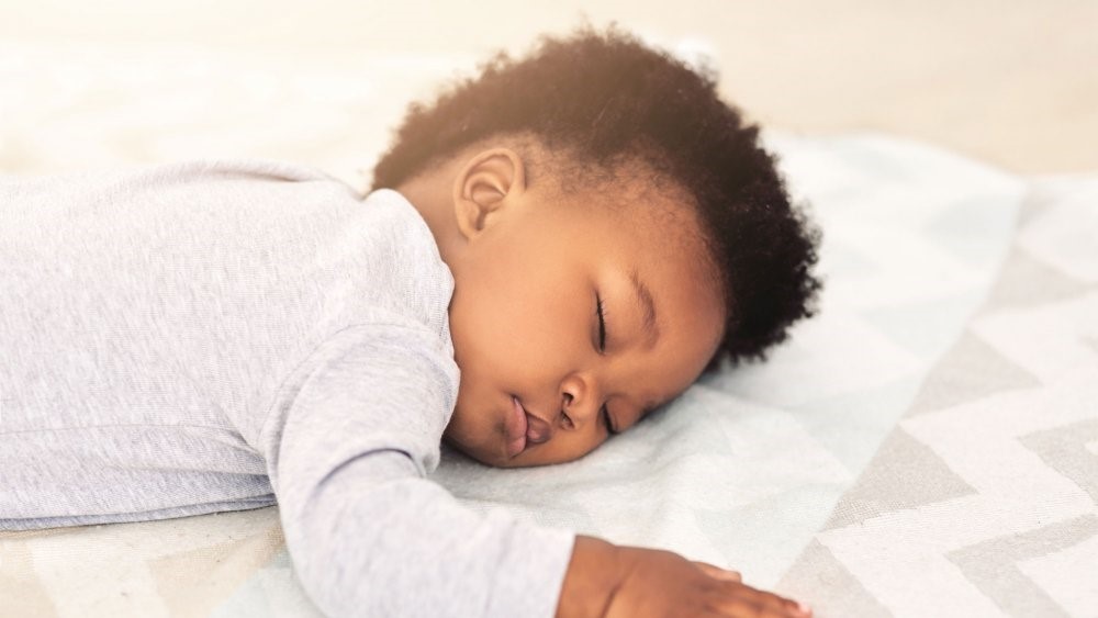 Une position de sommeil adaptée pour les bébés et les enfants ?
